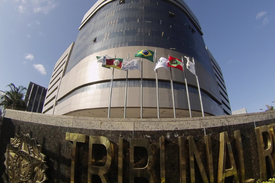 Foto da fachada da sede do Tribunal Regional Federal da 4ª Região (TRF4).