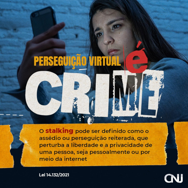 A imagem mostra uma mulher mexendo no celular, sob grafismos. Não é possível ver o rosto do stalker. Texto: Perseguição virtual é crime! O stalking pode ser definido como o assédio ou a perseguição reiterada, que perturba a liberdade e a privacidade de uma pessoa, seja pessoalmente ou por meio da internet. Lei 14.132/2021.