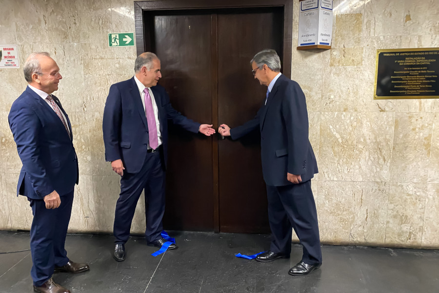 Foto mostra momento em que estão sendo abertas as portas das novas unidades.