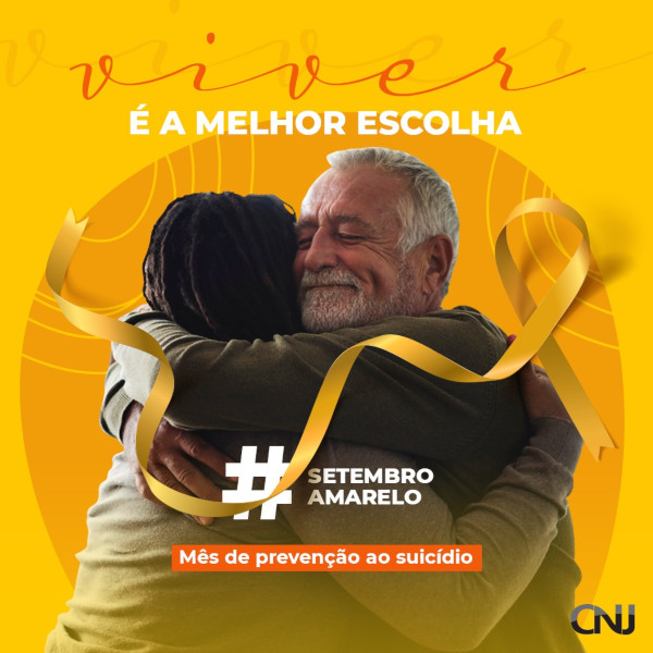 Sobre fundo amarelo com uma forma oval em tom de amarelo escuro, foto de duas pessoas se abraçando. Acima da foto encontra-se uma fita de laço amarela. Texto: A vida é a melhor escolha. #SetembroAmarelo. Mês de prevenção ao suicídio.