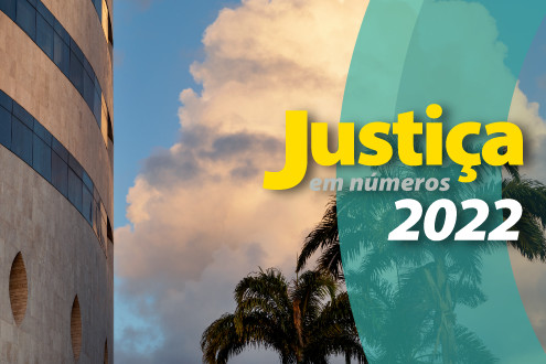 Foto de área da fachada do TRF5, com aplicação de logomarca do Justiça em Números 2022.