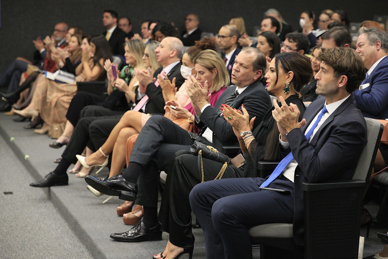 Foto das pessoas sentadas no auditório do Plenário e batendo palmas.