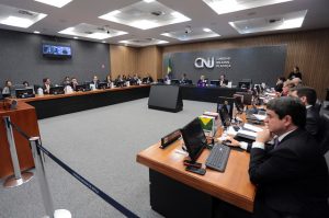 Imagem mostra Plenário do CNJ durante sessão com conselheiros sentados