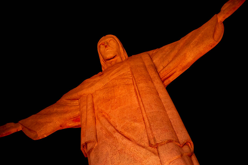 Você está visualizando atualmente Cristo Redentor ganha iluminação laranja por mulheres vítimas de violência