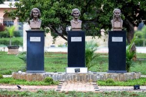 Bustos das três irmãs Mirabal em praça em frente à Embaixada da República Dominicana, em Brasília.