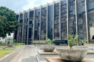 Imagem em plano geral da fachada do prédio do Tribunal de Justiça de Goiás.