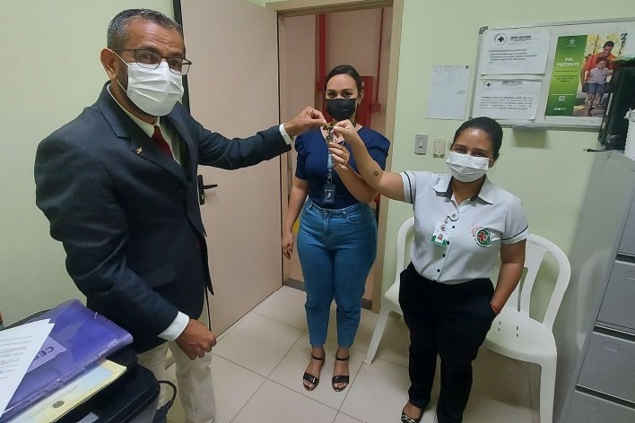 Magistrado do TJAC, representante de cartório de registros civis e do hospital Santa Juliana levantam chaves de nova unidade para registro de recém-nascidos.