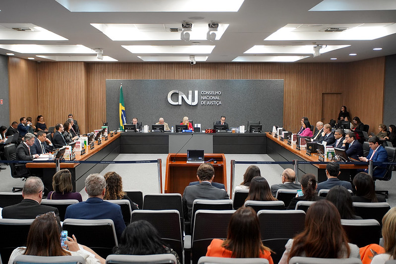 Você está visualizando atualmente Processo contra desembargador que hasteou bandeira imperial do Brasil é arquivado