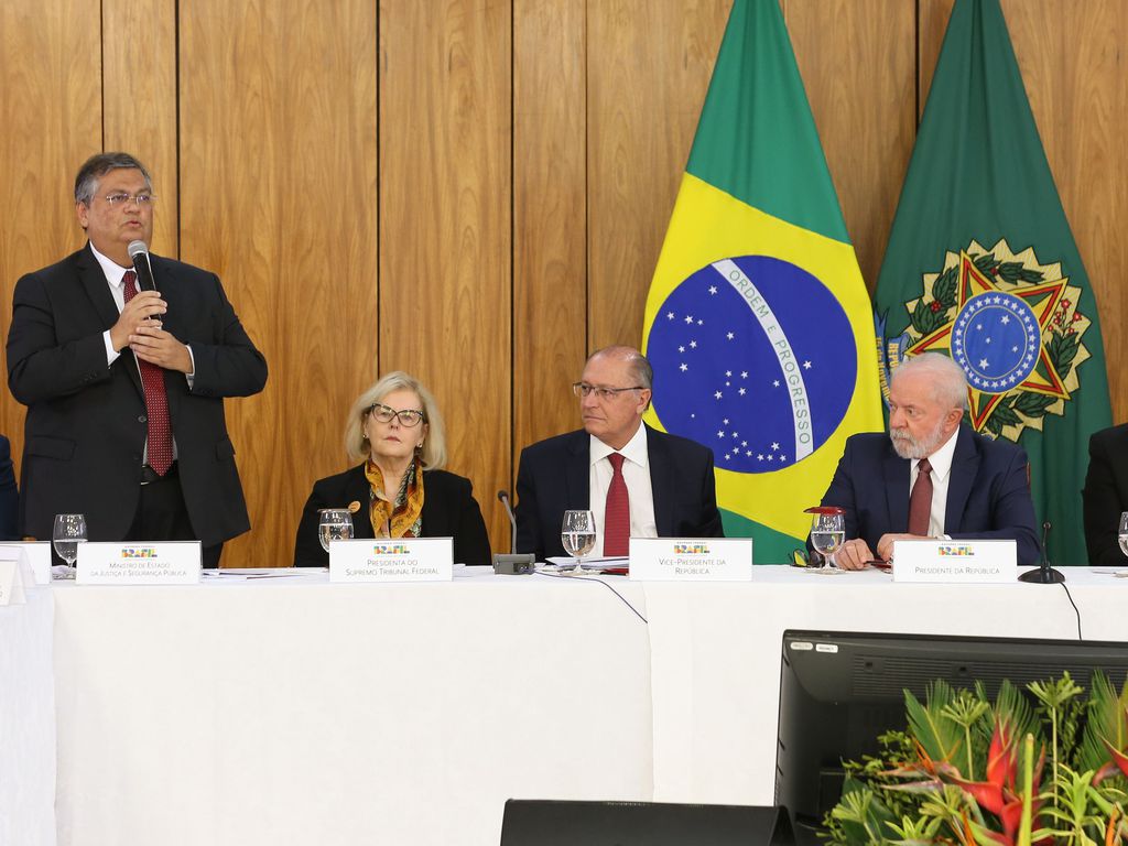 Você está visualizando atualmente Ministra Rosa Weber participa de reunião sobre segurança nas escolas