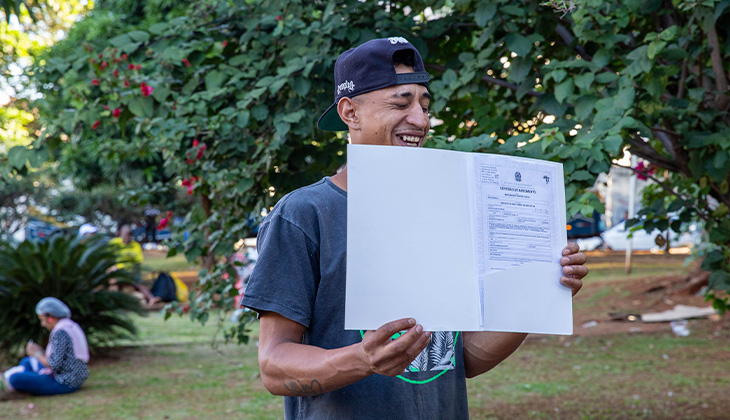 Você está visualizando atualmente Após negar vender o nome, homem garante certidão de nascimento na Semana Registre-se!