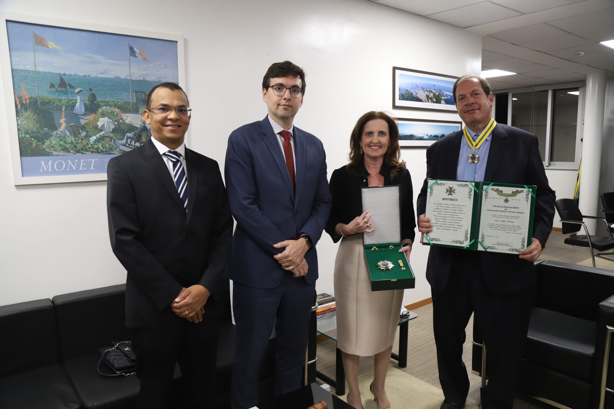 Você está visualizando atualmente Corregedor nacional recebe Medalha Mérito da Procuradoria do Distrito Federal