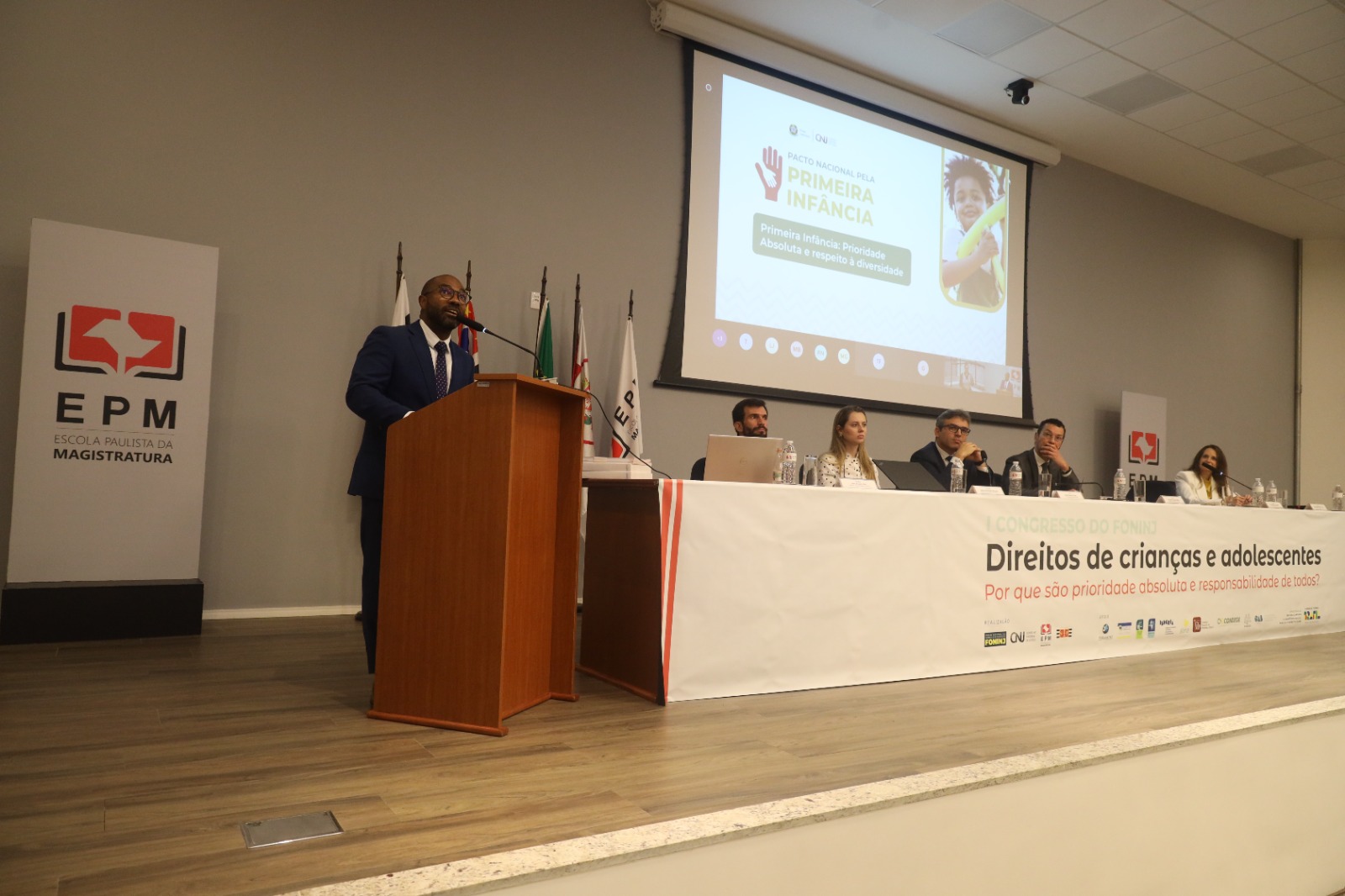 Você está visualizando atualmente Foninj traça panorama de políticas judiciárias em prol dos direitos de crianças e adolescentes