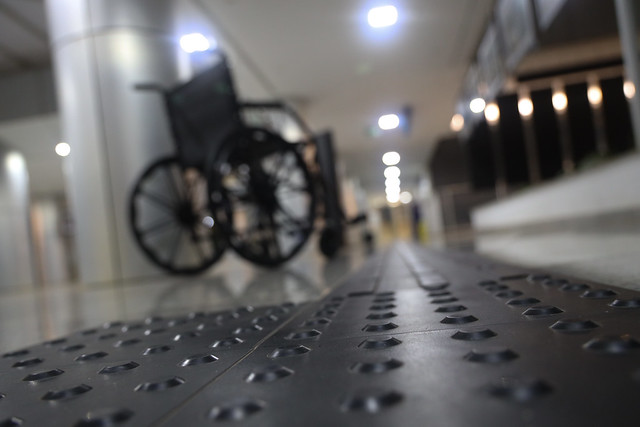 Imagem mostra uma cadeira de rodas e o piso tátil do edifício do Conselho Nacional de Justiça