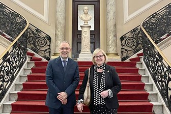 Você está visualizando atualmente Ministra Rosa Weber entrega exemplar da Constituição em Nheengatu à Biblioteca Nacional