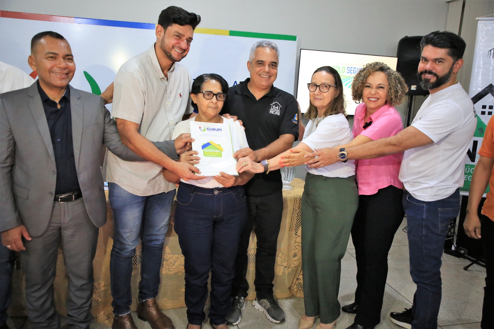 Você está visualizando atualmente Solo Seguro: 55 moradores de Gurupi (TO) recebem títulos definitivos de imóveis