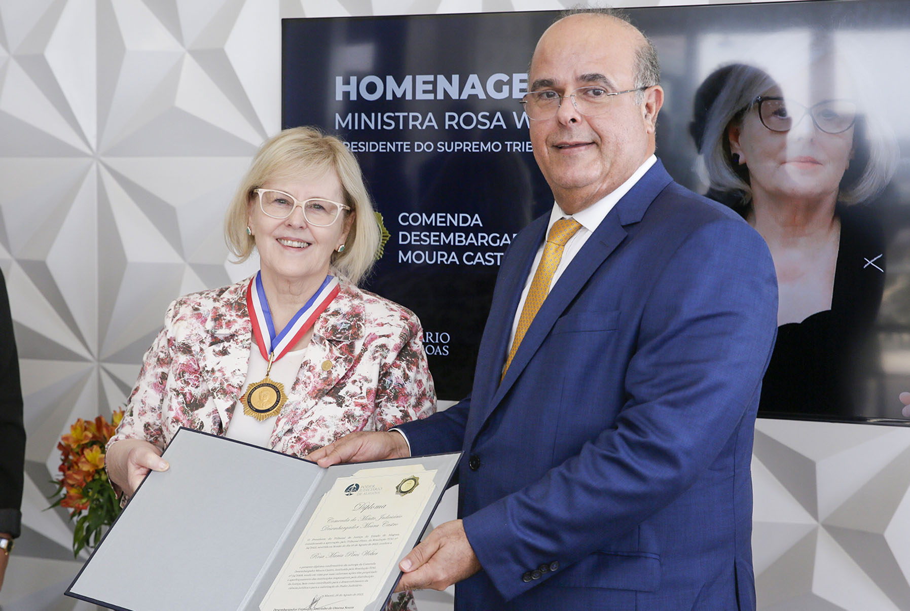 Você está visualizando atualmente Homenagem: ministra Rosa Weber recebe comenda da Justiça alagoana