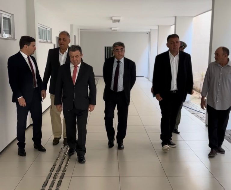 Você está visualizando atualmente Presidente do TJ visita futuras instalações da Central Regional de Inquéritos de Picos