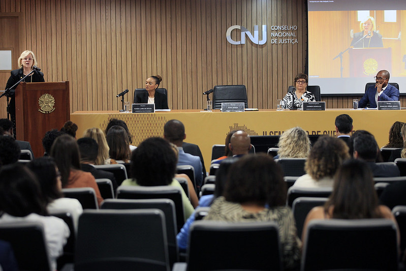 Você está visualizando atualmente Racismo é obstáculo à construção do Estado Democrático de Direito, diz Rosa Weber