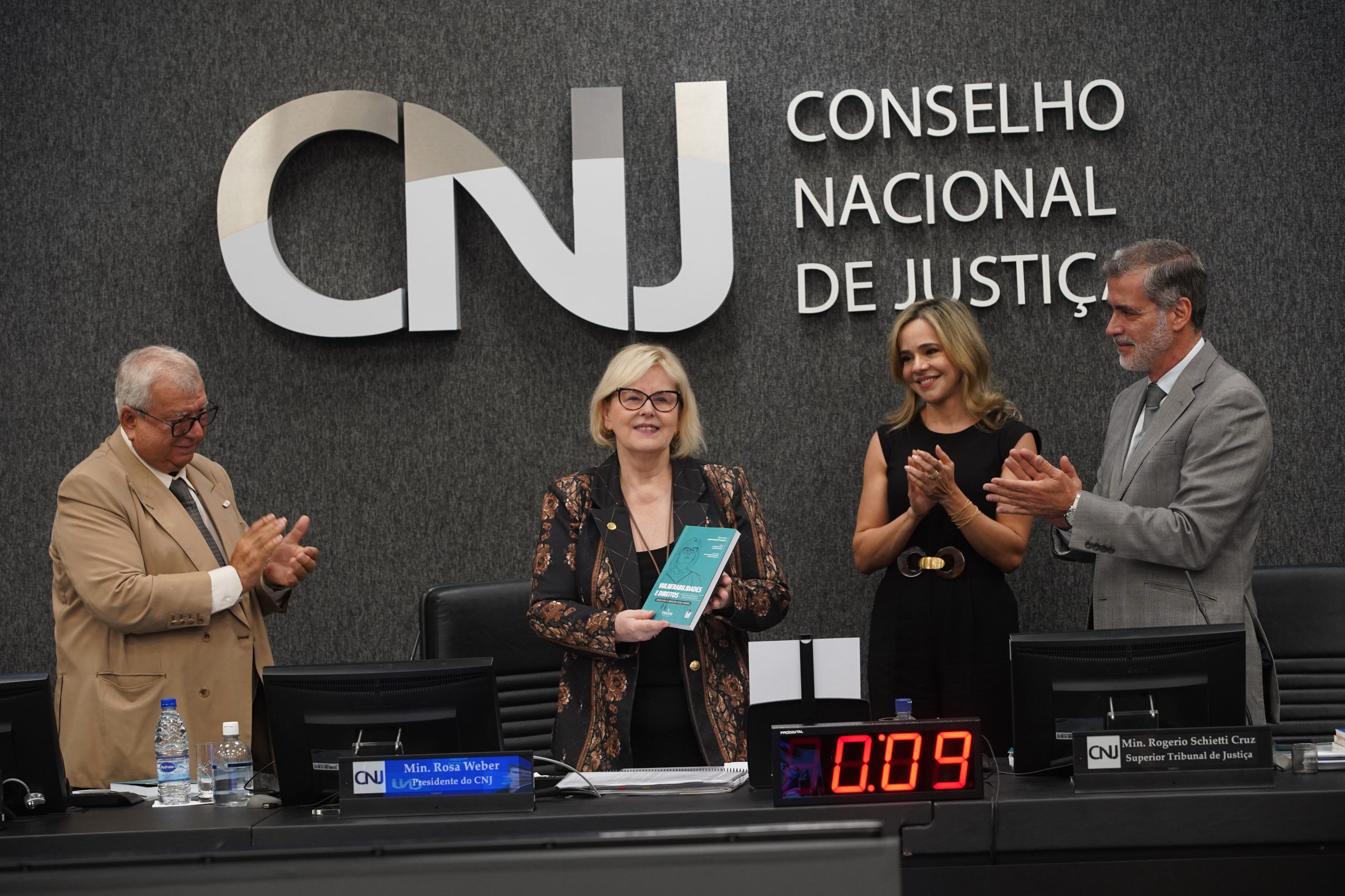 Você está visualizando atualmente Livro homenageia gestão de Rosa Weber no CNJ, voltada aos direitos humanos