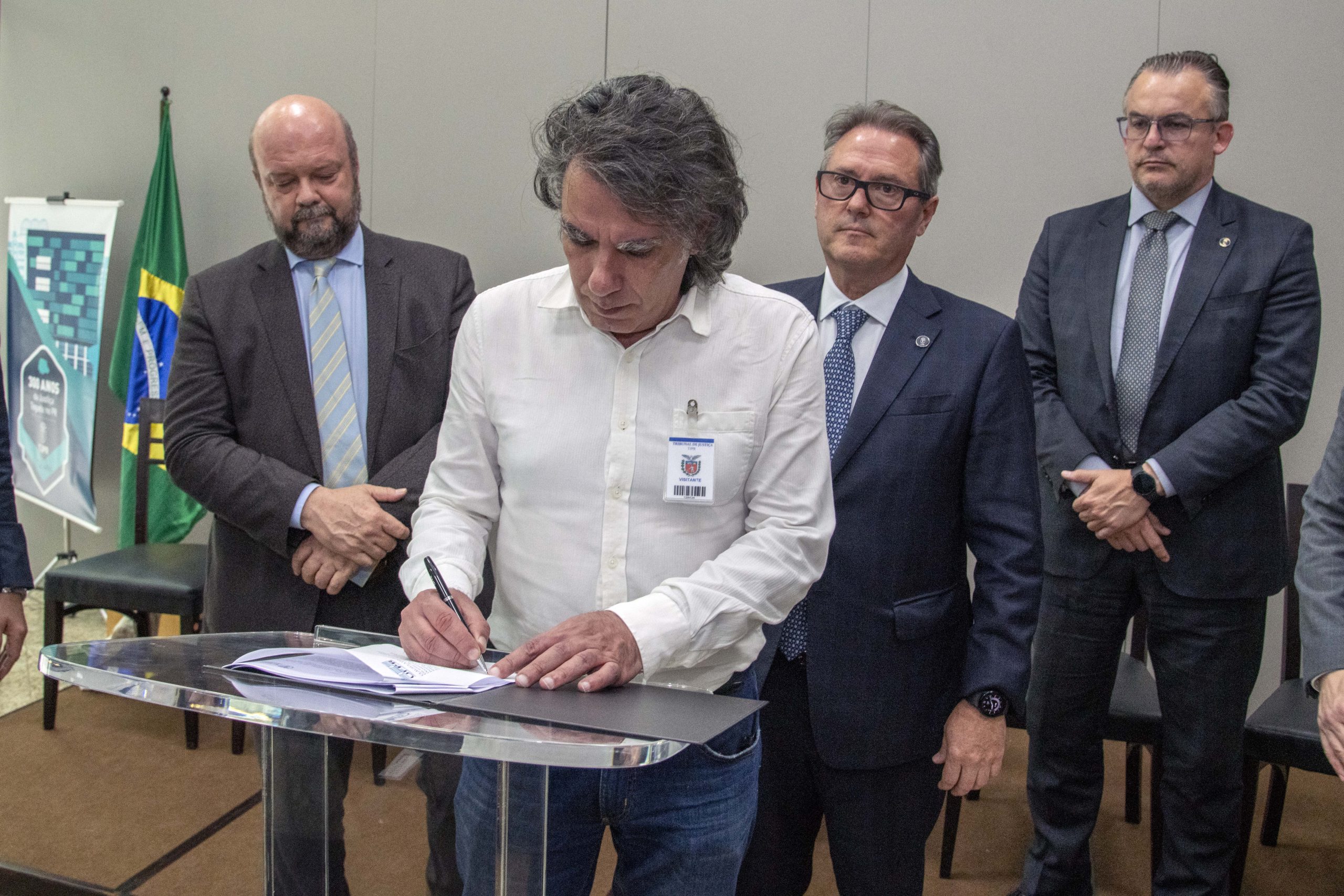 Você está visualizando atualmente Tribunal do Paraná assina convênio para restauração e preservação de processos