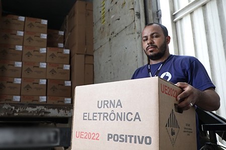 Você está visualizando atualmente Justiça Eleitoral recebe mais de 53 mil novas urnas eletrônicas para o pleito de 2024