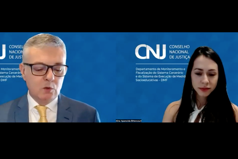 Sobre fundo azul a logo do CNJ - Conselho Nacional de Justiça, abaixo o texto: Departamento de Monitoramento e Fiscalização do Sistema Carcerário e do Sistema de Execução de Medidas Socioeducativas - DMF. Ao lado esquerdo, homem de tom de pele clara, usando óculos de grau vestido formalmente, no lado direito uma mulher, tom de pele clara, cabelos longos pretos e vestida formalmente.