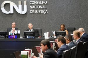 O senador Fabiano Contarato (PT/ES) participou de sessão do CNJ ao lado do presidente do CNJ e do STF, ministro Luís Roberto Barroso.