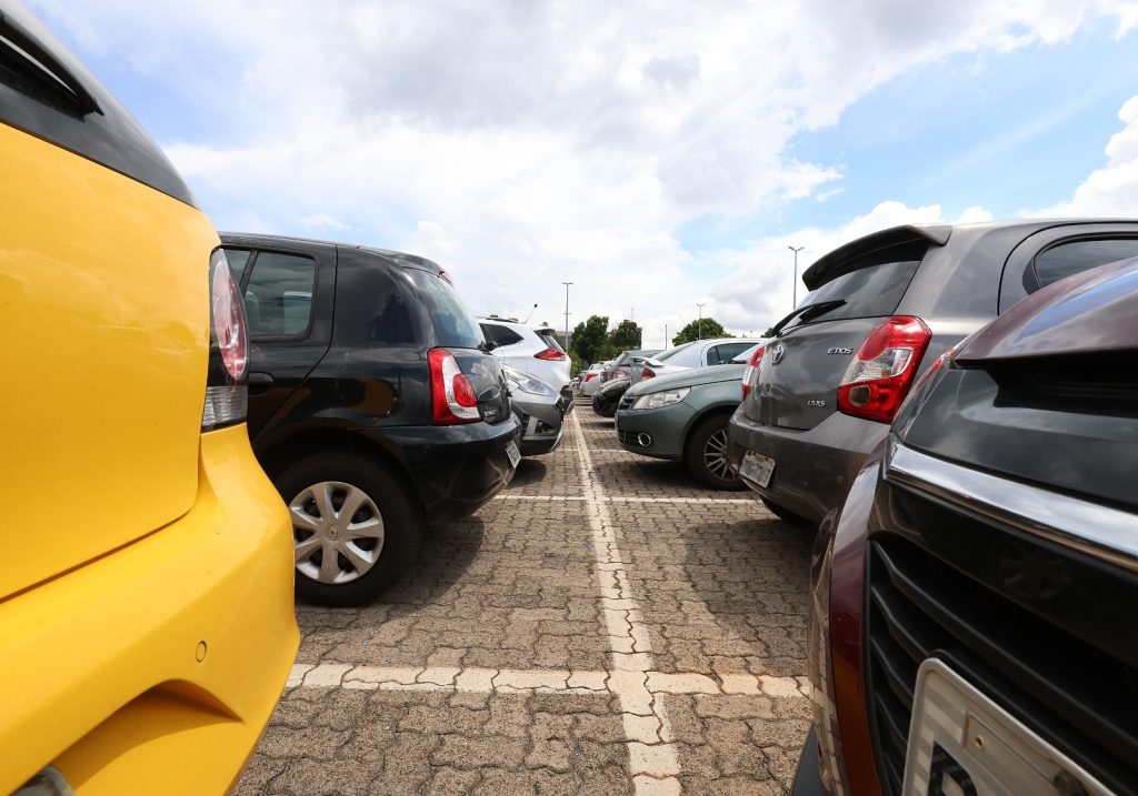 Na imagem duas fileiras vertical de carros estacionados.