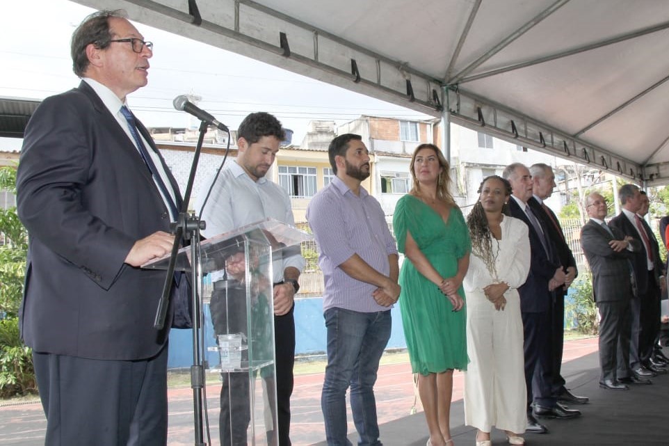 Você está visualizando atualmente Solo Seguro: corregedor nacional entrega títulos de propriedade no Complexo do Alemão
