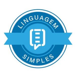 imagem do selo Linguagem Simples. Círculo azul com o termo linguagem escrito na parte superior e o termo simples na parte inferior. Imagem de um balão de diálogo no centro do círculo