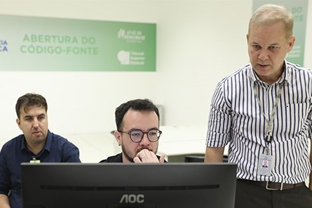 Você está visualizando atualmente Código-fonte da urna: representantes do Senado Federal realizam inspeção