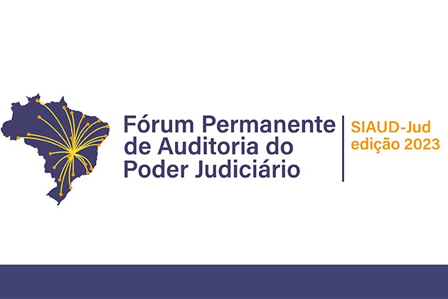 Sobre fundo branco ao lado esquerdo, mapa do Brasil em tom de roxo e linhas amarelas, ao centro o texto: Fórum Permanente de Auditoria do Poder Judiciário e no lado esquerdo o texto: SIAUD - Jud- Edição 2023.