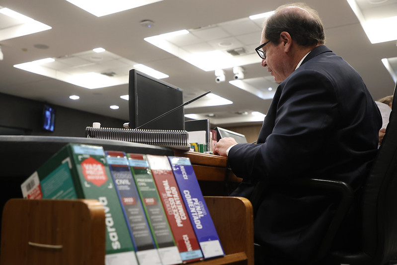 Corregedor Nacional de Justiça, Ministro Luis Felipe Salomão, sentado e vestido formalmente.