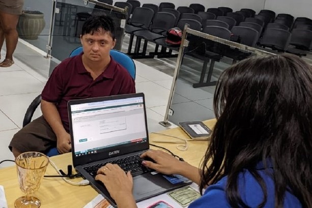 Você está visualizando atualmente Projeto da Justiça Eleitoral do Tocantins garante título a eleitor com síndrome de Down