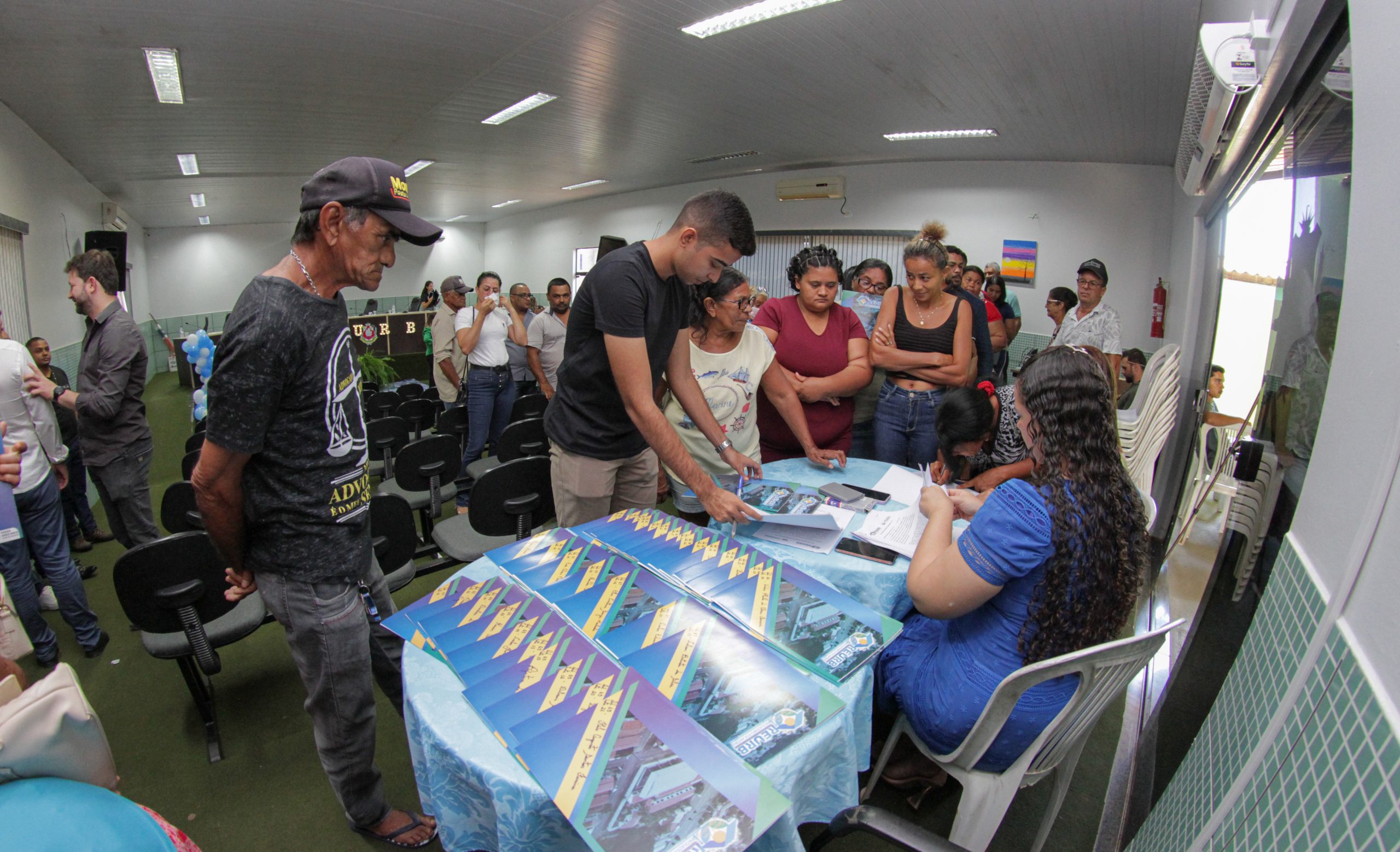 Você está visualizando atualmente Em Pequizeiro (TO), mais de 50 famílias recebem títulos de regularização fundiária