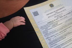 Leia mais sobre o artigo Brasil reduz sub-registro à metade com emissão de certidões de nascimento na maternidade