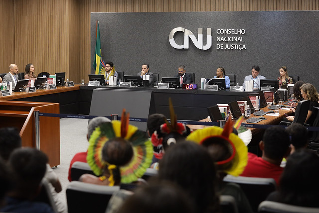Imagem do plenário do Conselho Nacional de Justiça, em primeiro plano, plateia composta por indígenas de diversas etnias. Ao fundo mesa plenária composta por conselheiros, juízes auxiliares do CNJ e advogados representantes de organizações.