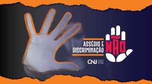 Sobre fundo de tom escuro e bordas laranja a arte de uma mão feminina sinalizando “Não”, ao lado direito o texto; Assédio e Discriminação Não. Abaixo a logo do Conselho Nacional de Justiça.