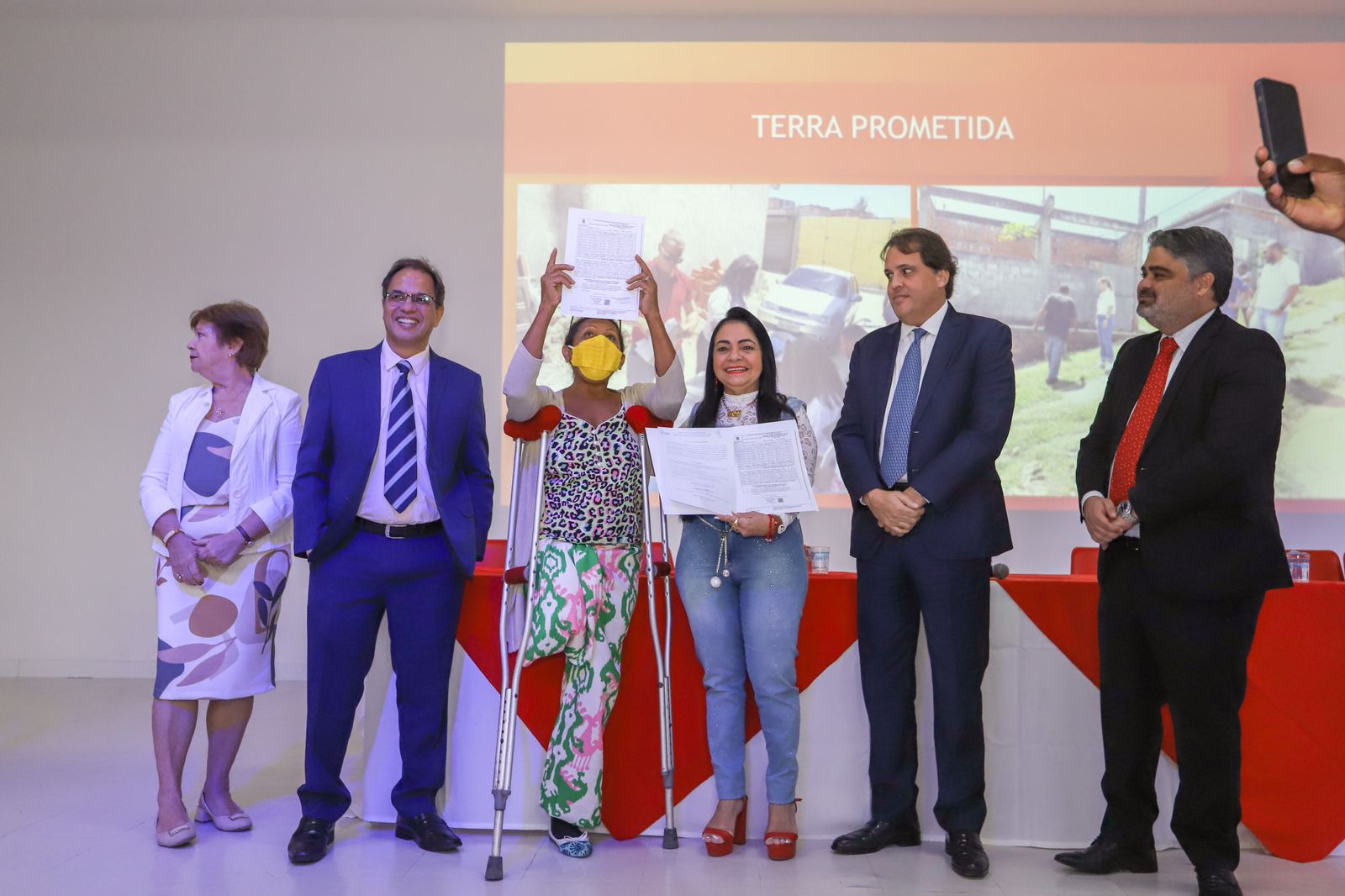 Você está visualizando atualmente Registra Bahia/Favela: mais de 100 títulos de regularização são entregues em Lauro de Freitas