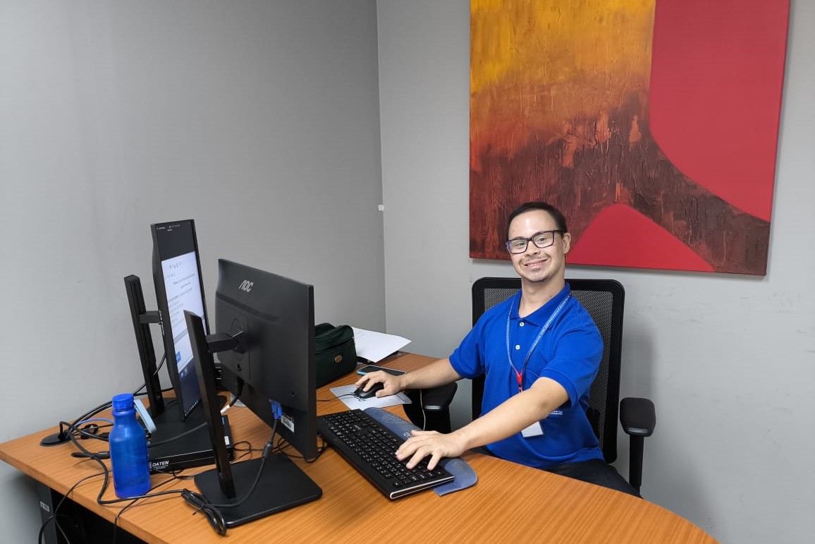 Você está visualizando atualmente Em tribunal baiano, estagiário com síndrome de Down ajuda a promover a inclusão