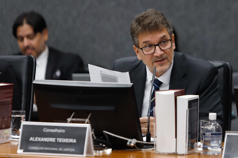 Você está visualizando atualmente Postagens ofensivas resultam em disponibilidade de desembargadora do TJRJ por 90 dias