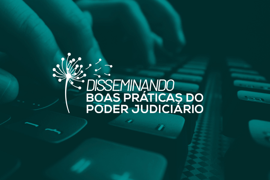 Sobre fundo de tom esverdeado um teclado de computador sendo utilizado, em primeira camada centralizado o texto: Disseminando Boas Práticas do Poder Judiciário.