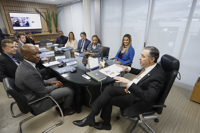 Você está visualizando atualmente Barroso recebe líder da Inteligência Artificial do Google e defende uso da IA no Judiciário