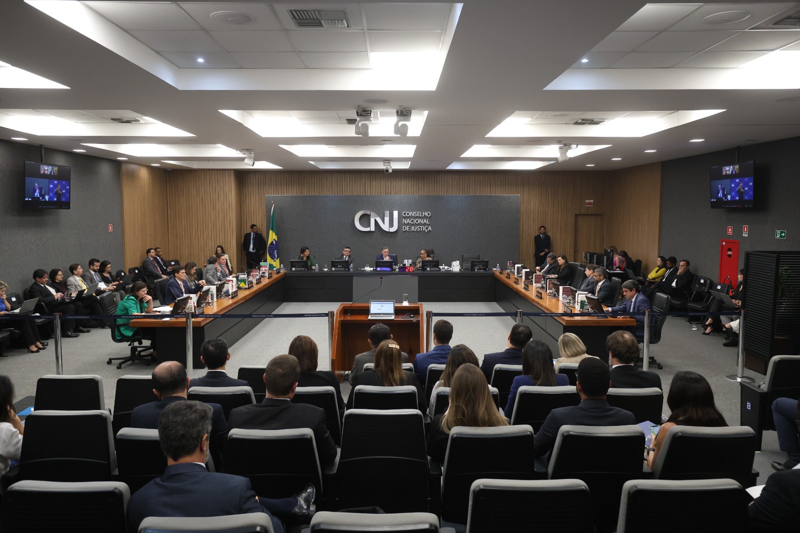 Você está visualizando atualmente Plenário do CNJ aprova revisão disciplinar e afastamento de juiz acusado de assédio sexual