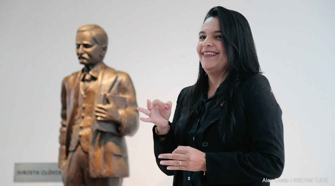 Você está visualizando atualmente Atuação de tradutores e intérpretes de Libras aproxima a Justiça cearense da comunidade surda