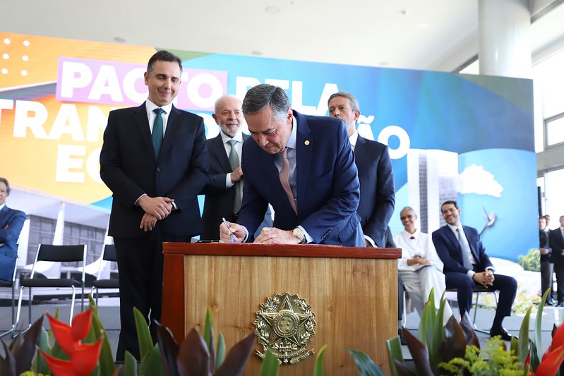 Você está visualizando atualmente Chefes dos três Poderes assinam Pacto pela Transformação Ecológica