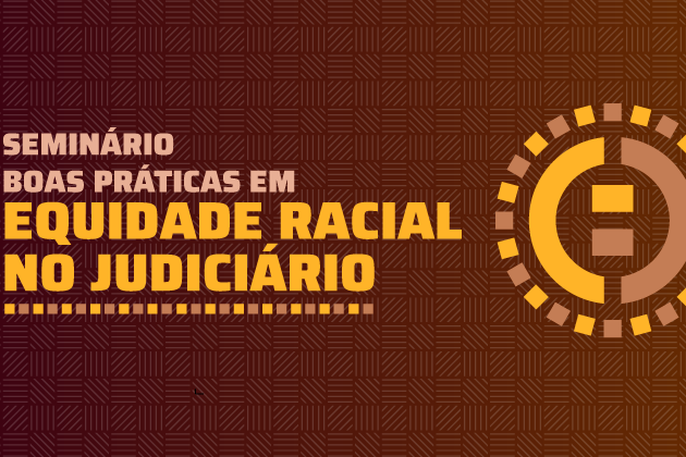 Card de fundo marrom, com a inscrição “Seminário Boas Práticas em Equidade Racial no Judiciário”, escrita em tons de bege e amarelo. Do lado direito, está o logotipo do seminário, nas cores bege e amarela e em formato circular. 