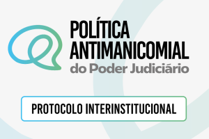 Card com fundo de cor branca e uma marca d'água azul do logo. A esquerda temos a logo mais aparente e com destaque.  Um pouco a direita o texto: Política Antimanicomial (em preto, e) do Poder Judiciário (em cinza). Na parte inferior, dentro de um box, o texto: Protocolo Interinstitucional, em preto 
