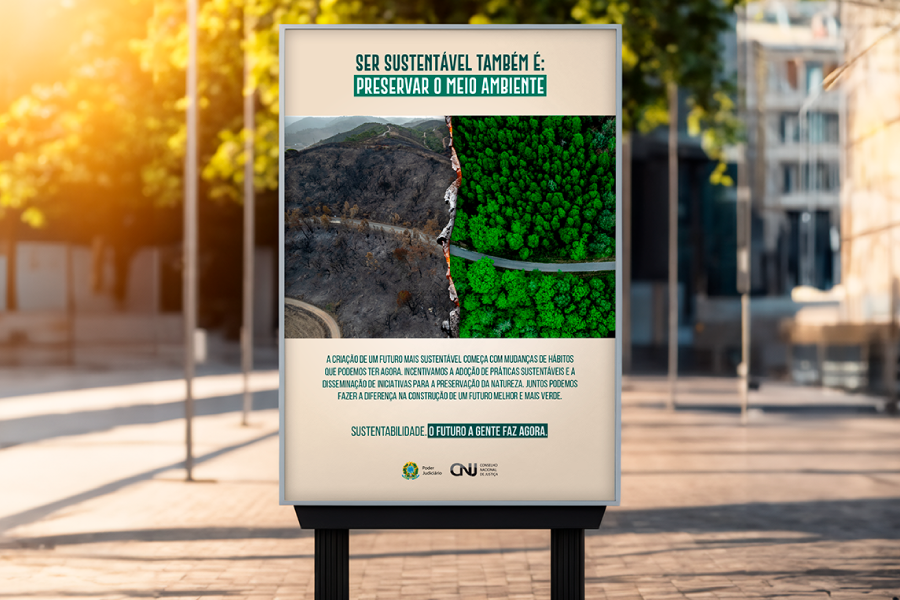Imagem de um painel que apresenta uma arte de uma foto de uma queimada dividindo a tela com uma foto de uma floreta arborizada, além com uma mensagem de conscientização, nas inscrições “Ser sustentável também é: preservar o meio ambiente” e “A criação de um futuro, mais sustentável começa com mudanças de hábitos que podemos ter agora. Incentivamos a adoção de práticas sustentáveis e a disseminação de iniciativas para a preservação da natureza. Juntos podemos fazer a diferença na construção de um futuro melhor e mais verde”; “Sustentabilidade. O futuro a gente faz agora”. Na parte inferior do painel está o brasão do governo federal e o logotipo do Conselho Nacional de Justiça (CNJ) na parede, juntamente com a inscrição “Conselho Nacional de Justiça” 