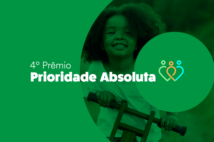 Card de cor verde, com a imagem de uma criança negra ao fundo. No centro, a inscrição “4º Prêmio Prioridade Absoluta” e do lado o símbolo do prêmio, que é composto por dois corações que formam três ícones de pessoas em diferentes cores, verde, laranja e azul. 
